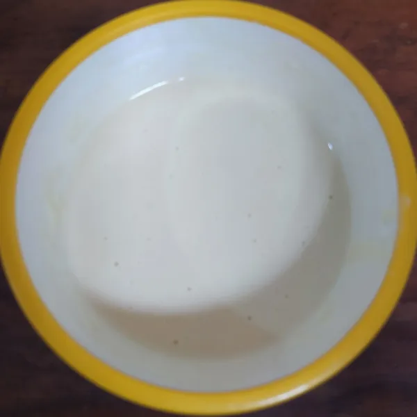 Tuang campuran susu ke dalam adonan tepung, aduk rata dengan ballon whisk. 
Diamkan adonan mengembang selama 30 menit.