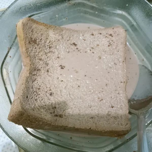 Kemudian celup roti dalam larutan milo.