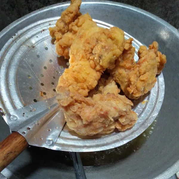 Goreng hingga kuning kecokelatan sambil sering-sering di bolak-balik agar matang merata, lalu angkat dan tiriskan. Ayam Crispy siap disajikan.