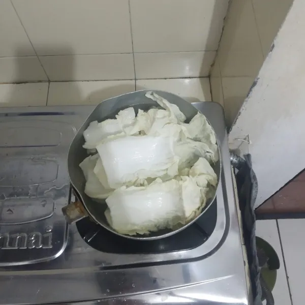Cuci bersih sawi putih lalu masak sebentar dan tiriskan.