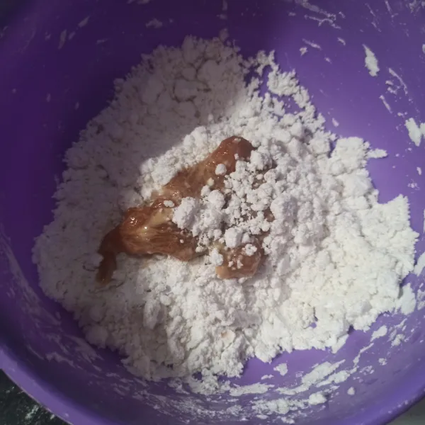 Kemudian balurkan ke tepung kering, lalu kibaskan.