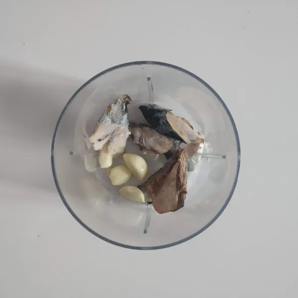 Masukkan ikan tonggol dan bawang putih, chopper hingga halus.