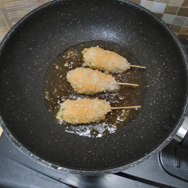 Panaskan wajan dan goreng hingga kecoklatan angkat dan tiriskan. Sajikan dengan saos atau mayonaise.
