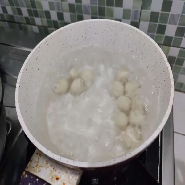Didihkan air, kemudian masukkan adonan.