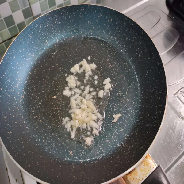 Tumis bawang putih dengan sedikit minyak hingga wangi.