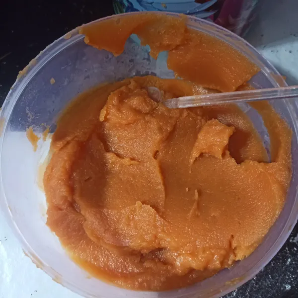 Blender/haluskan ubi orange bersama 250 ml susu cair dan madu. Jika dirasa kurang encer, tambahkan susu cairnya sesuai selera.