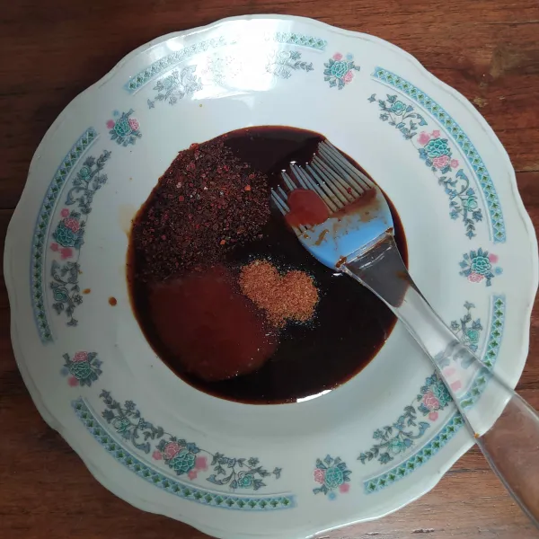 Campur semua bumbu olesan dan sisihkan.