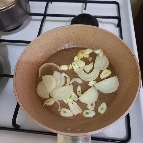 Panaskan sedikit minyak goreng, tumis irisan bawang putih dan bawang bombay hingga harum, sisihkan.
