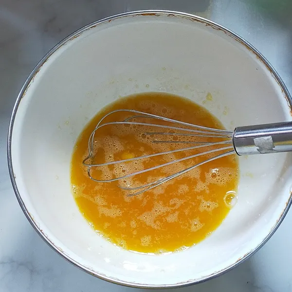 Kocok dengan ballon whisk gula pasir dan telur sampai gula larut, lalu tambahkan 1 cubit garam.