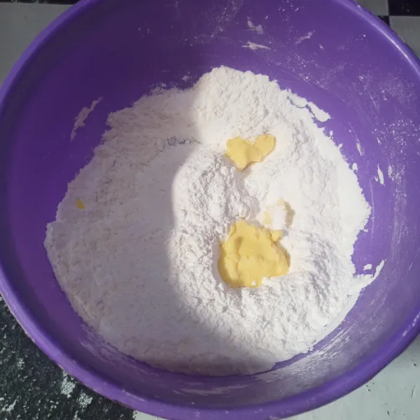 Campur tepung ketan, tepung terigu, garam, dan gula pasir, aduk rata. Lalu masukkan butter margarin, kemudian aduk rata.