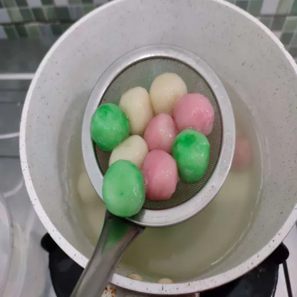 Kemudian angkat dan tiriskan airnya.