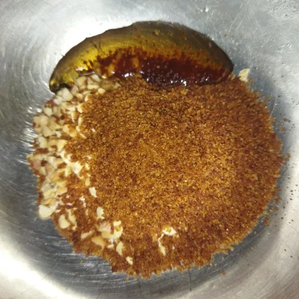 Siapkan bahan isian : siapkan mangkuk, masukkan kacang tanah sangrai yang sudah dicincang, kayu manis, gula palm dan madu.