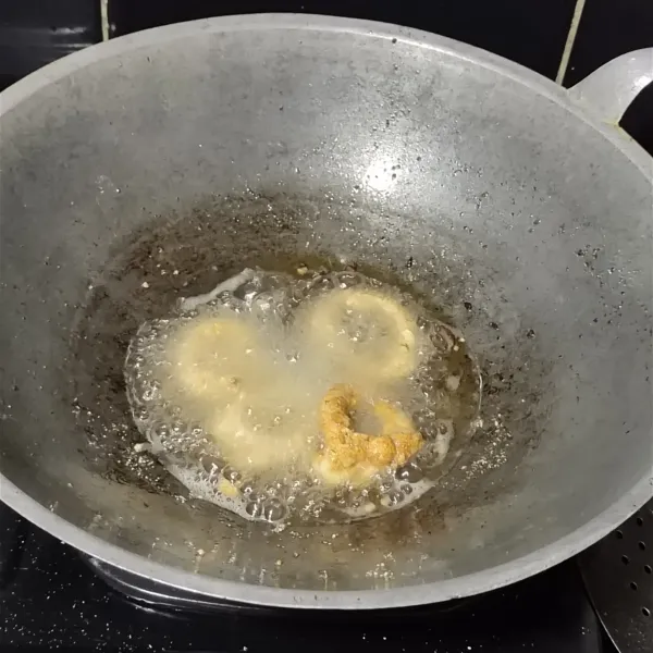 Panaskan minyak lalu kecilkan api kemudian masukkan cumi, goreng hingga kecoklatan. Angkat dan sajikan dengan taburan peterseli.