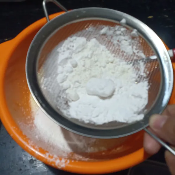 Masukkan campuran tepung terigu dan tepung tapioka sambil diayak.
