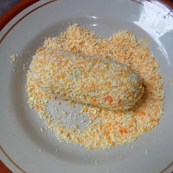 Baluri dengan tepung panir hingga merata.