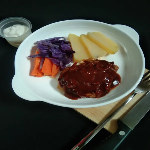 Platting steak ayam kedalam piring, tambahkan  sayuran sebagai pelengkap. Siram steak ayam dengan saos barbeque yang sudah dibuat. Steak ayam siap dihidangkan