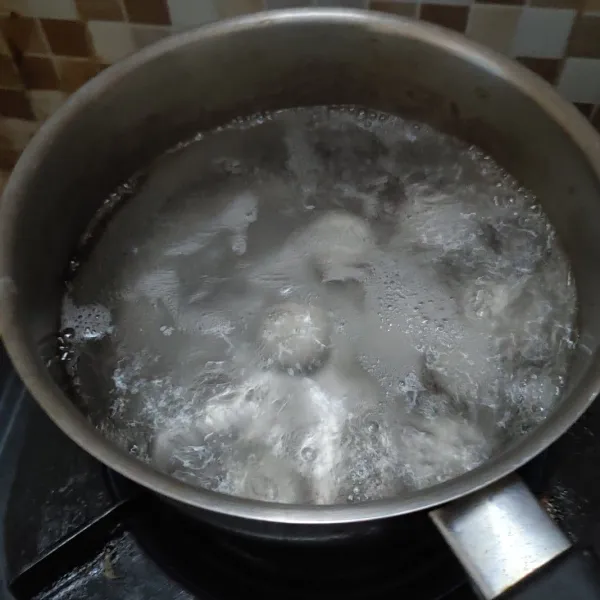 Panaskan air, lalu rebus adonan satu persatu berurutan sesuai warnanya.