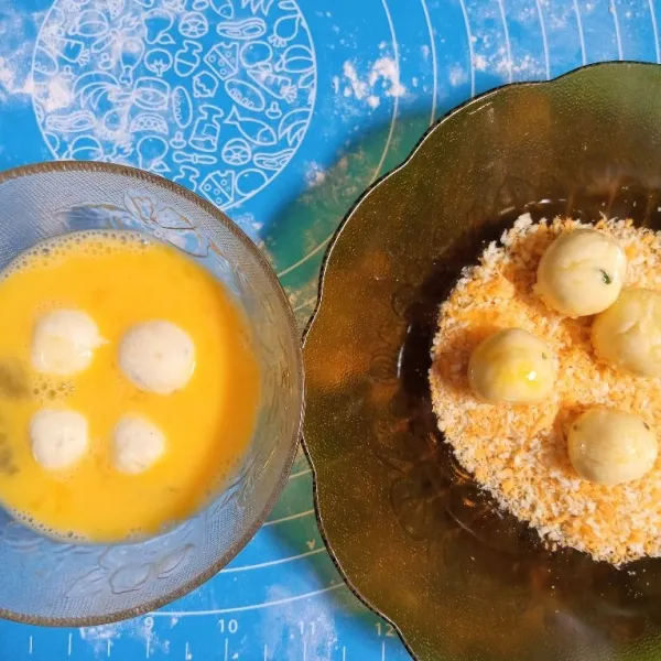 Celupkan adonan ke dalam kocokan telur. Kemudian gulingkan ke dalam tepung panir.