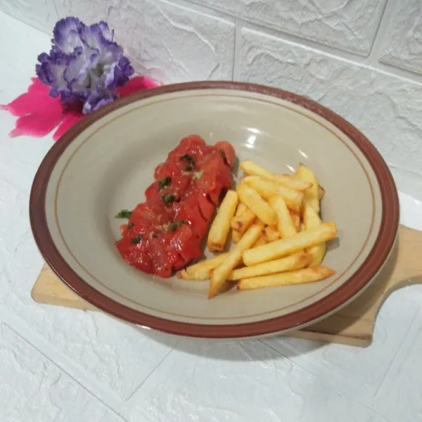 Tata sosis dan kentang goreng di atas piring saji, siram saus kari, kemudian kaburi dengan irisan seledri dan bubuk kari, sajikan selagi hangat.