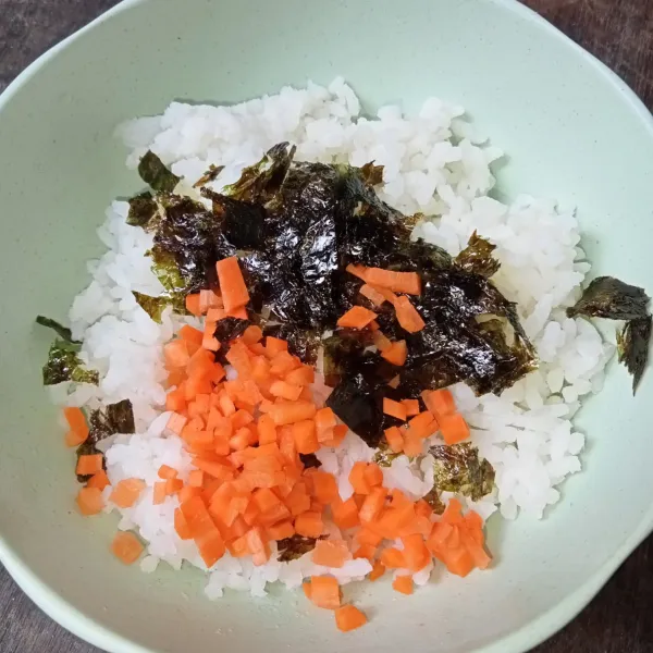 Campur nasi, wortel, nori, garam dan kaldu jamur, aduk-aduk hingga tercampur rata.