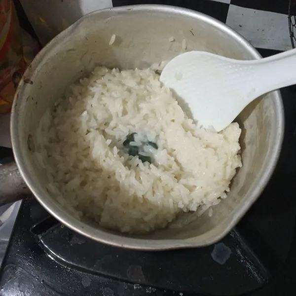 Masukkan beras ketan, masak hingga asat.