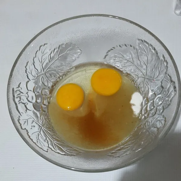 Siapkan telur, gula pasir, vanili dan madu.
