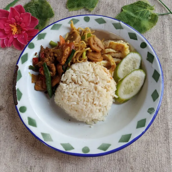 Hidangkan nasi lemak beserta pelengkapnya.