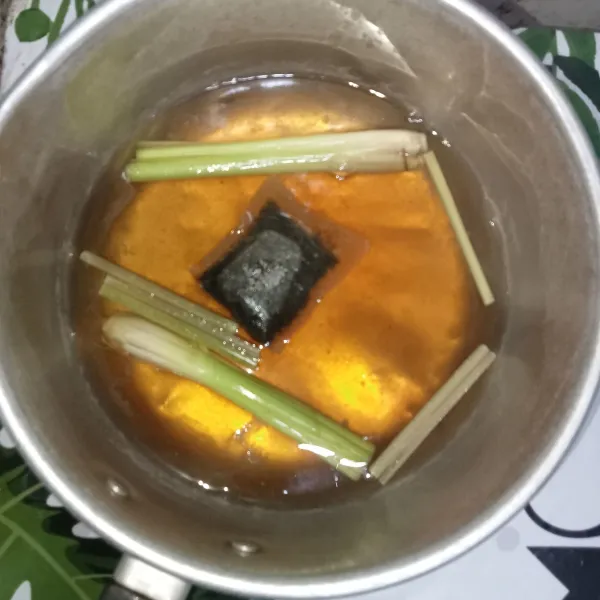Masukkan teh, aduk rata hingga mendidih,matikan api. Diamkan 30 menit semakin lama didiamkan rasanya semakin enak.