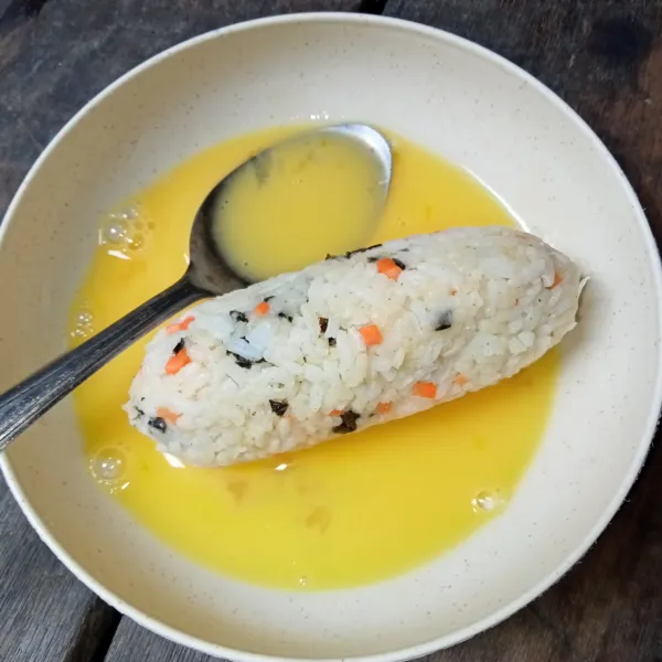 Celupkan ke dalam telur yang sudah dikocok lepas.