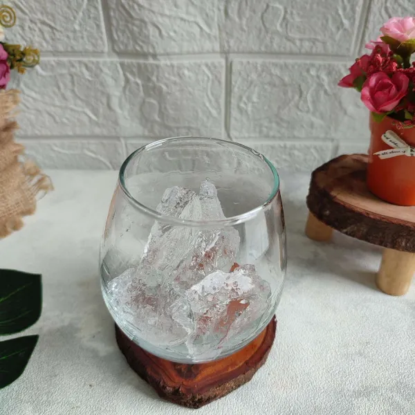 Salin es batu ke dalam gelas saji.