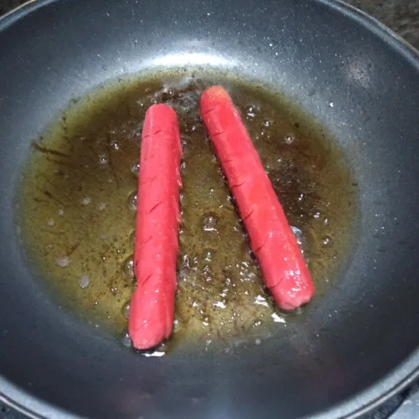 Kemudian goreng dengan sedikit minyak sampai matang, tiriskan.