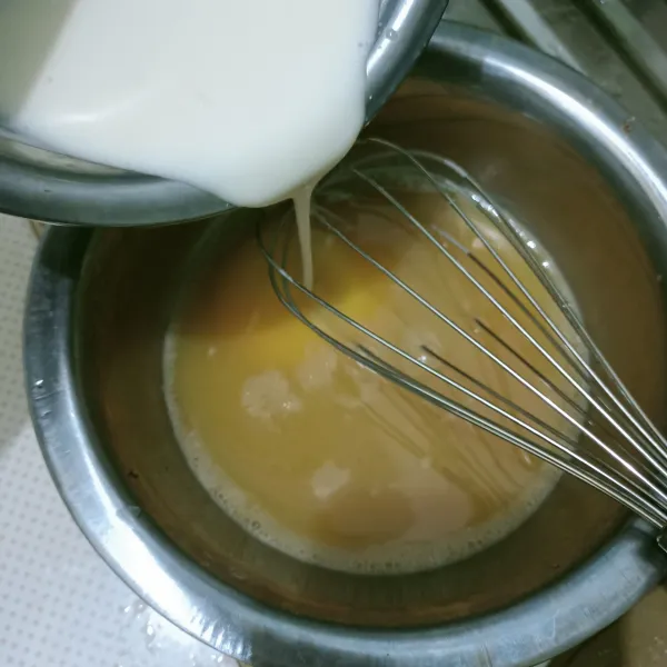Campurkan tepung dan telur hingga rata.