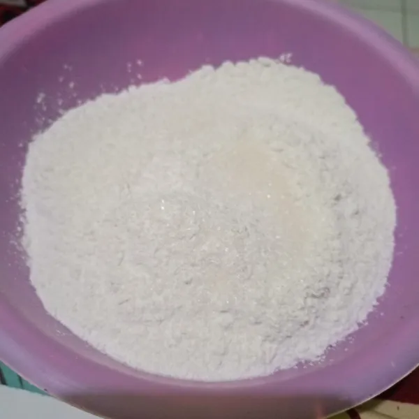 Campur tepung ketan, tepung terigu, garam, dan vanili, lalu aduk rata.