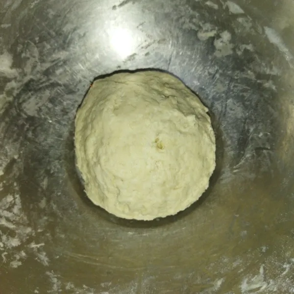Siapkan wadah, masukan semua bahan dough, aduk hingga tercampur rata dan tidak lengket di tangan, lalu bulatkan, diamkan hingga adonan mengembang 2 kali lipat sekitar 40 menit - 1 jam.