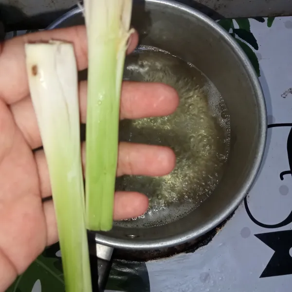 Masukkan serai yang sudah digeprek hingga hancur.