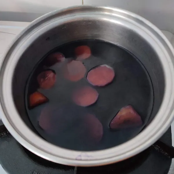 Nyalakan kompor, masak sampai ubi empuk dan berubah warna.