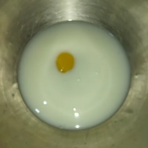 Lalu siapkan wadah lain, masukkan susu cair dan telur, lalu kocok lepas.