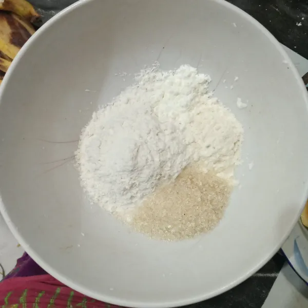 Campurkan tepung beras, tepung terigu, gula dan garam. Aduk rata.