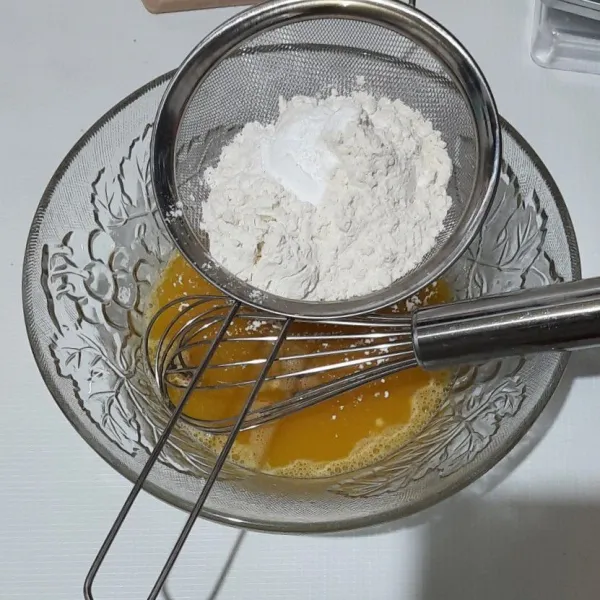 Ayak tepung dan baking powder lalu aduk hingga rata.
