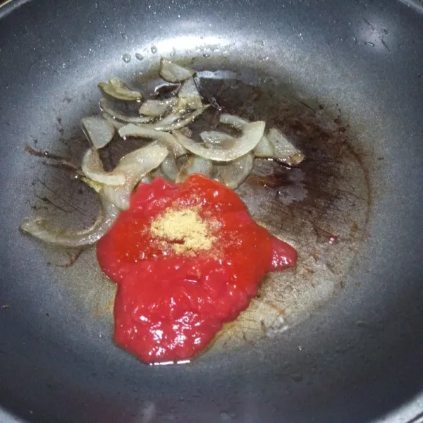 Tambahkan saus sambal dan bubuk kari.