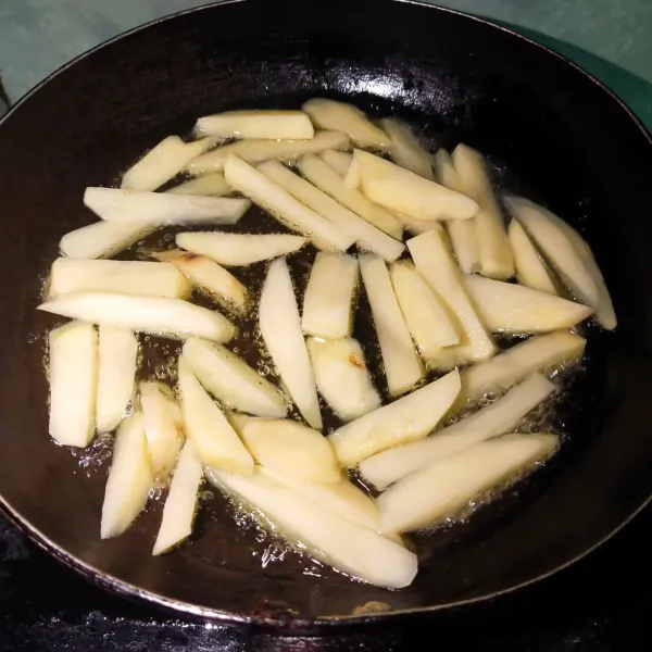 Langkah yang pertama cuci bersih kentangnya lalu potong sesuai selera dan goreng hingga matang dan sisihkan.