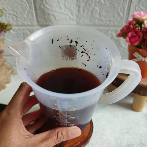 Seduh thai tea bubuk dengan air panas hingga berwarna pekat.