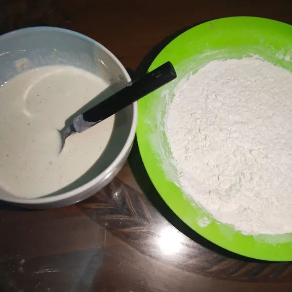 Kemudian siapkan bahan tepung kering dan basah.