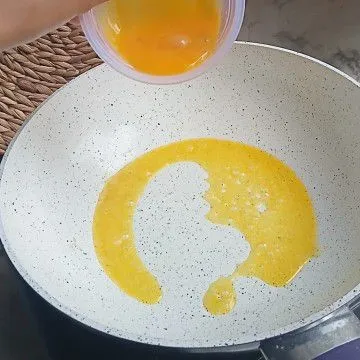 Panaskan margarin, lalu masukkan kuning telur dan orak-arik.