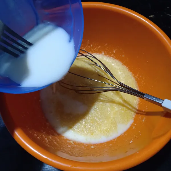 Kocok telur, gula pasir, garam, dan margarin sampai gula larut. Lalu tambahkan santan dan aduk rata.