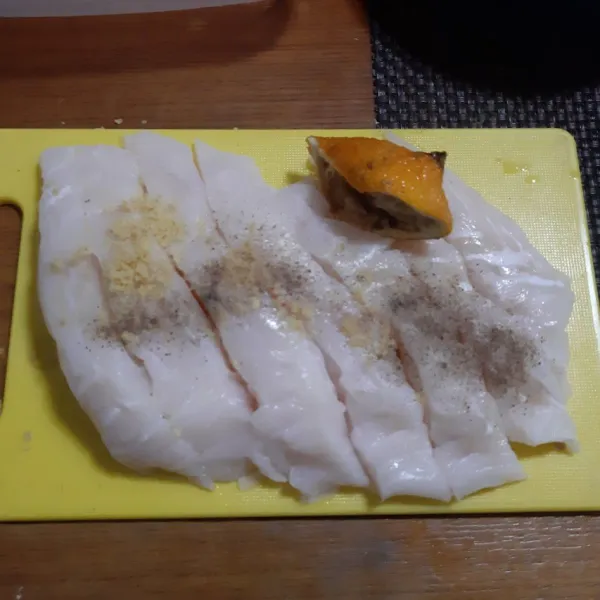 Taburkan garam, lada dan garlic powder pada ikan fillet, usap dengan lembut.