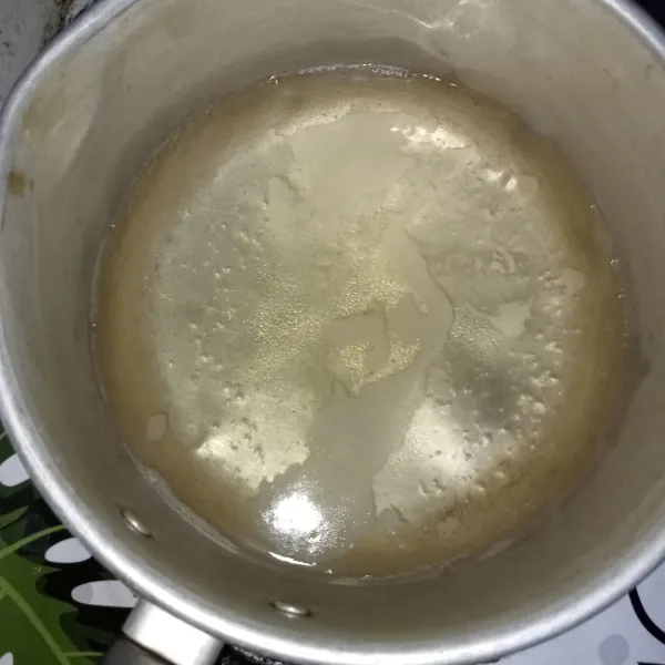 Rebus air dan gula hingga mendidih.
