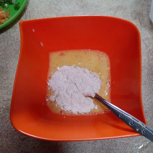 Kocok telur hingga merata, masukan tepung terigu, baking powder kocok hingga tepung larut. Tambahkan 2 sdm air, aduk hingga merata sampai tidak ada tepung yang bergerindil.