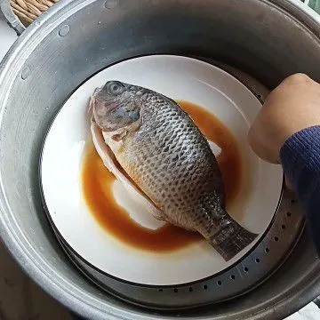 Siapkan ikan yang sudah di bersihkan, kemudian beri kecap asin. Kukus selama 10 menit, lalu angkat.