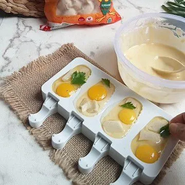Masukkan telur puyuh di atas adonan dan beri seledri.